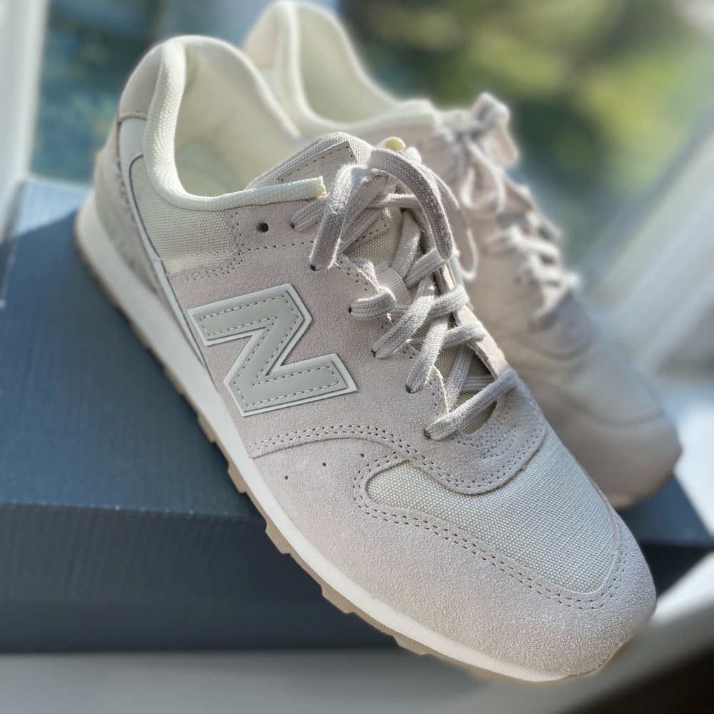 Woman’s Sz 10 1/2 New Balance sneakers